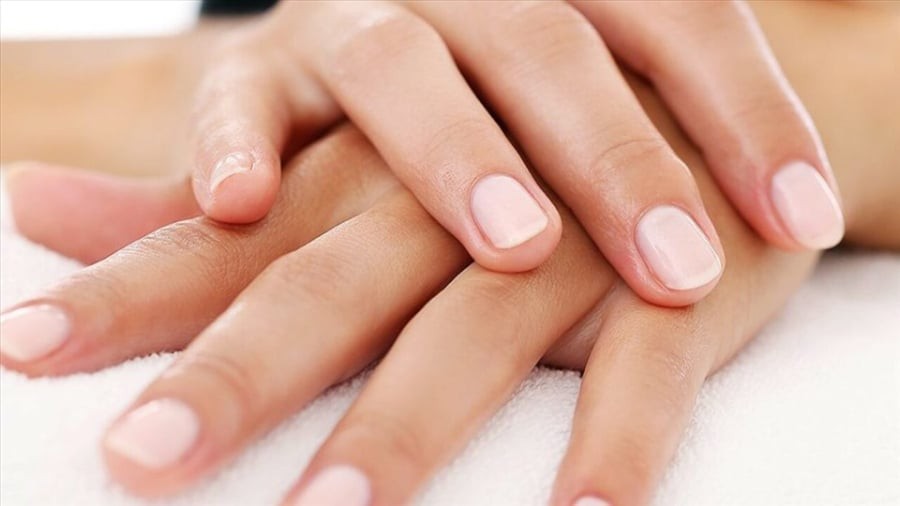 Vitamin E, collagen, chiết xuất thảo mộc giúp tăng cường độ chắc khỏe cho móng