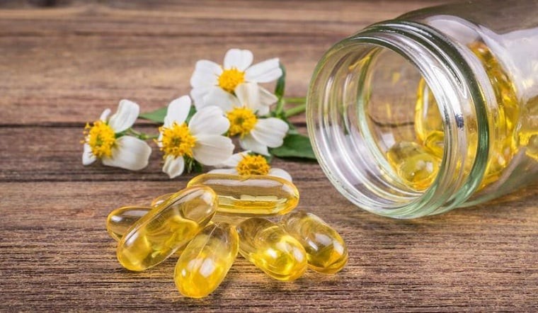 Vitamin E là một chất chống oxy hóa mạnh mẽ, giúp bảo vệ da khỏi các tác động của môi trường, đặc biệt là tia UV và ô nhiễm.