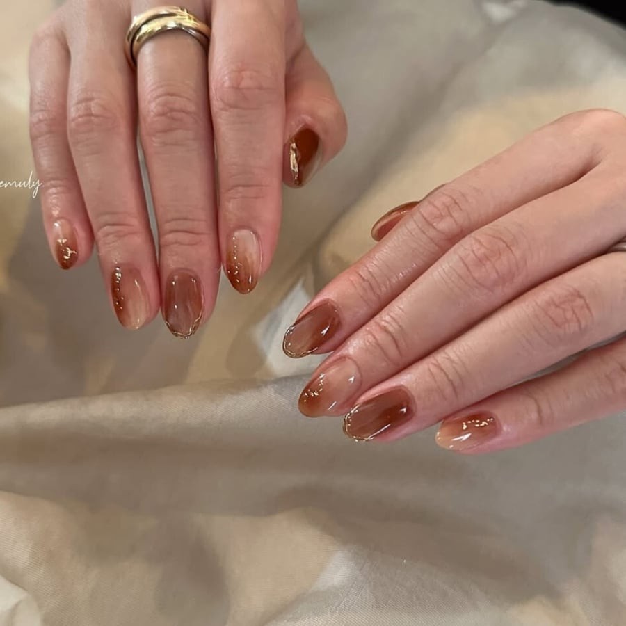 Nail ombre màu nâu mang đến vẻ đẹp sang trọng, quý phái nhưng cũng đầy hiện đại.