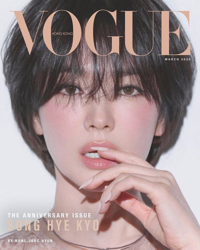 Song Hye Kyo một lần nữa khiến công chúng trầm trồ khi xuất hiện trên trang bìa VOGUE Hong Kong