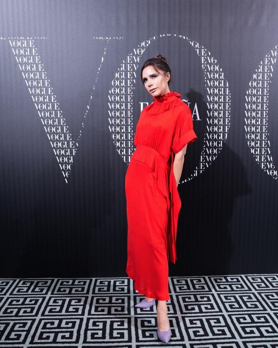 Victoria Beckham lại chứng minh điều ngược lại khi thường xuyên lựa chọn những gam màu nổi