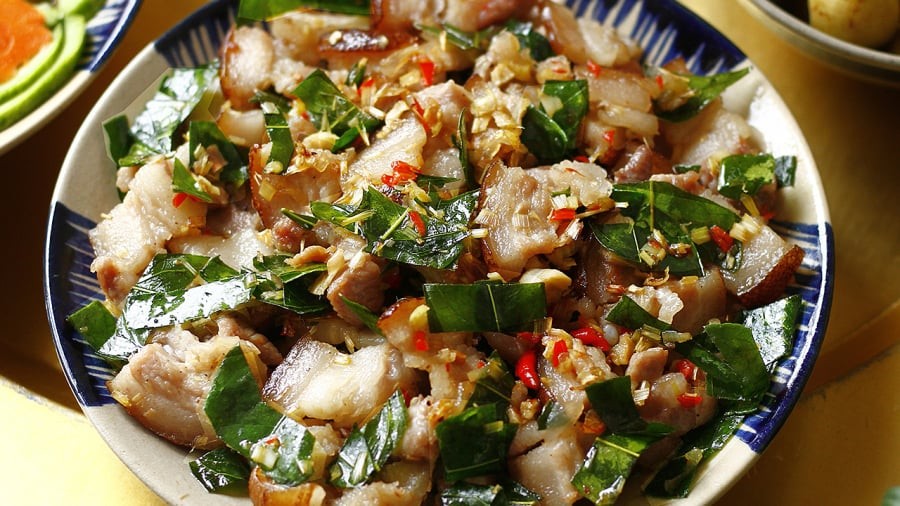 Thịt lợn mán xào lá mắc mật.