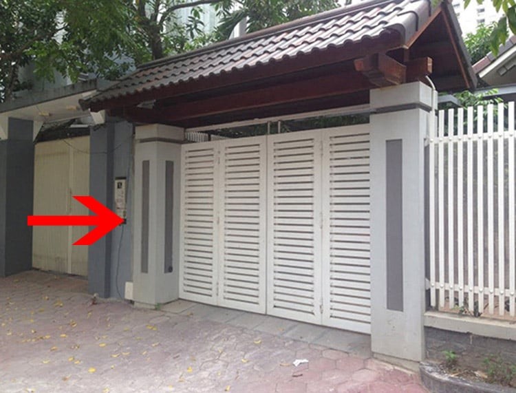 Cổng và cửa chính tránh tạo thành một đường thẳng

