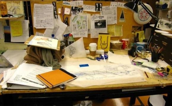 Bàn học tập/làm việc lộn xộn

