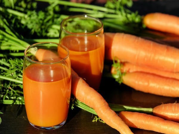 Nước ép cà rốt còn giúp bảo vệ da khỏi các yếu tố môi trường và tăng cường sức khỏe da.