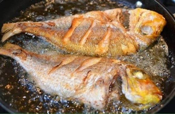 Xoa nhẹ một ít muối hoặc nước cốt chanh lên cá không chỉ giúp cá thấm vị mà còn giảm nguy cơ dính chảo khi chiên.