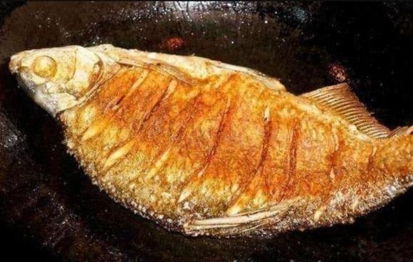 Khi dầu sôi già, thả cá vào ngay để giúp bề mặt cá nhanh se lại, không bị dính và có lớp vỏ giòn rụm.