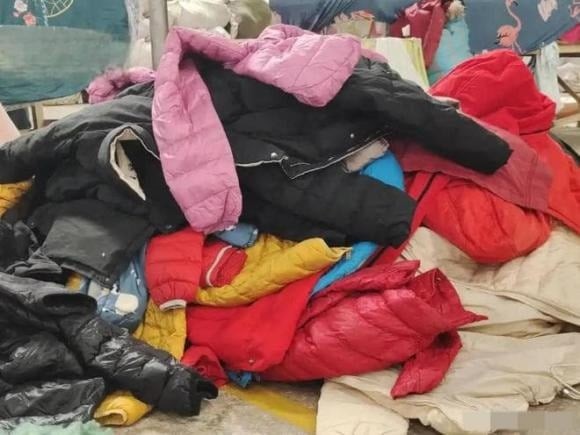 Thay vì giữ lại những bộ quần áo không còn dùng đến, bạn nên sắp xếp, quyên góp hoặc loại bỏ chúng để giúp tủ quần áo luôn gọn gàng và có thêm chỗ cho những món đồ mới.