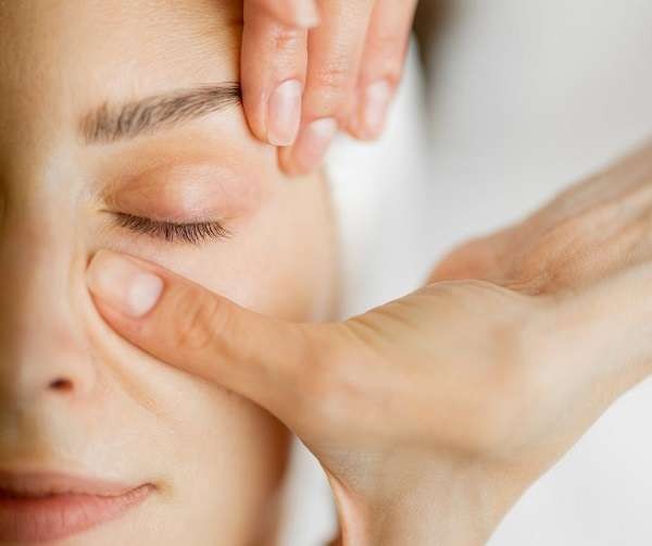 Massage mặt trước khi ngủ là một bước chăm sóc da đơn giản nhưng mang lại nhiều lợi ích đáng kể.