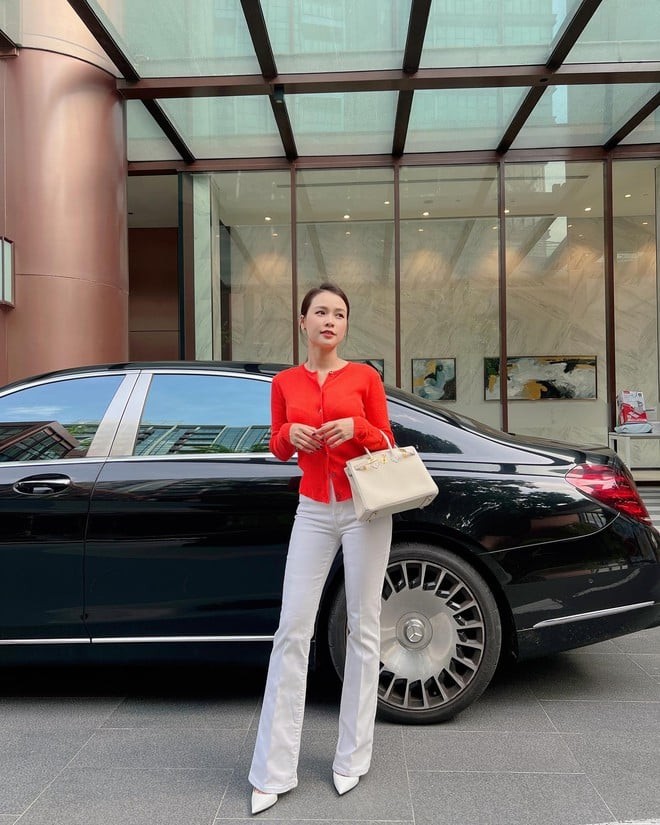 Một điểm nhấn quan trọng trong cách phối đồ của Sam chính là luôn chọn giày cao gót