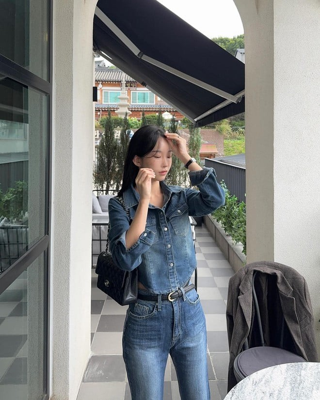 Áo sơ mi denim là một trong những món đồ có thể diện quanh năm nhờ sự linh hoạt trong cách phối đồ.