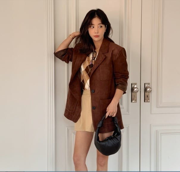 Gam màu nâu chủ đạo trong set đồ này không làm mất đi vẻ trẻ trung.