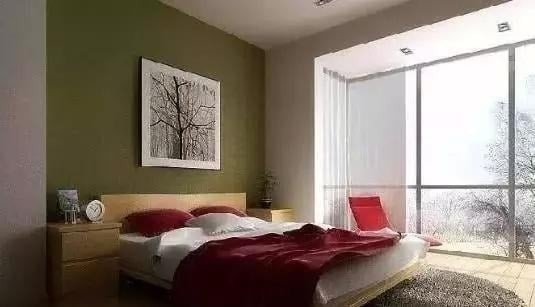 Tính khí trở nên nóng nảy hơn, dễ xảy ra xích mích, thậm chí có thể ảnh hưởng đến hòa khí trong gia đình, đặc biệt là mối quan hệ vợ chồng.