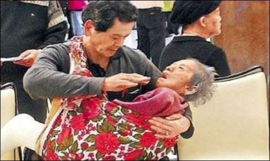Lâu dài, chúng sẽ coi những việc cha mẹ làm cho mình là điều đương nhiên, từ đó không có thái độ trân trọng hay báo đáp. (ảnh minh họa)