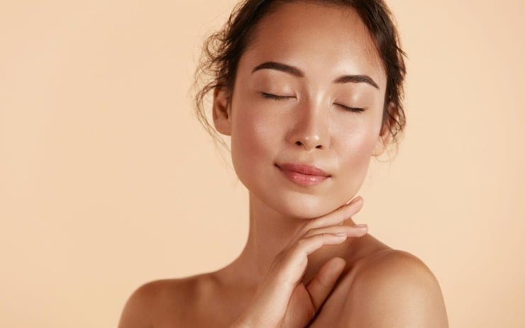  Một trong những phương pháp được nhiều người tin tưởng là massage da mặt bằng thanh lăn ngọc bích.