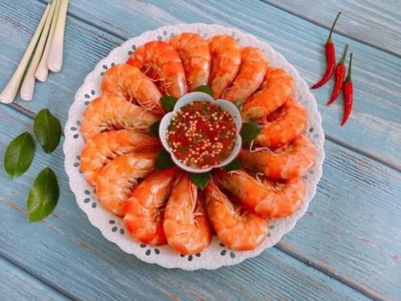 Để giữ tôm tươi ngon, nên luộc bằng nước nóng thay vì nước lạnh.