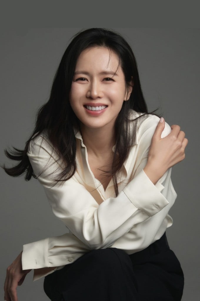  Son Ye Jin nhanh chóng lấy lại vẻ ngoài rạng rỡ, vóc dáng thon gọn và làn da mịn màng dù đã bước sang tuổi 43.