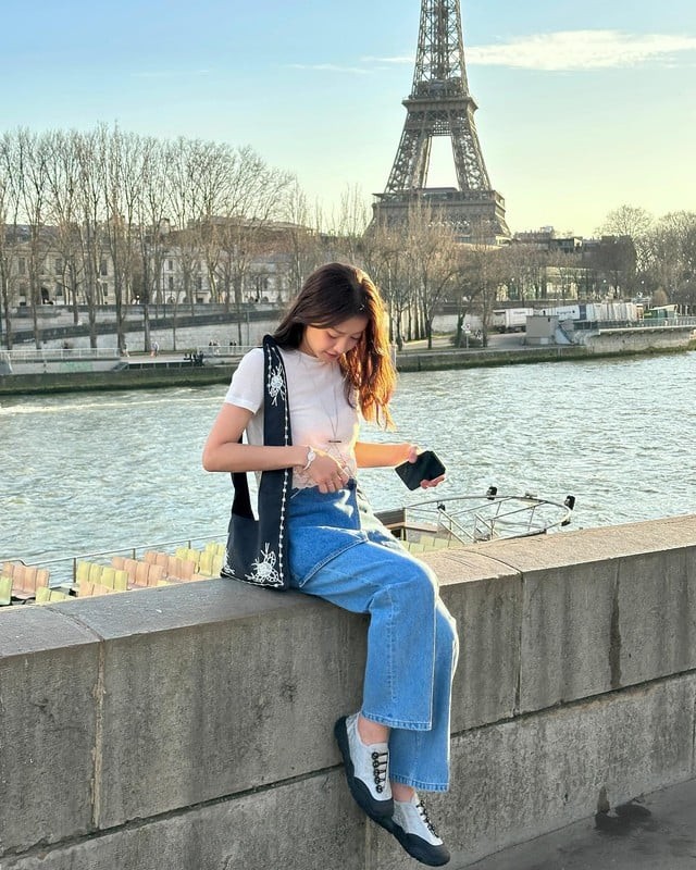 Công thức áo thun trắng kết hợp quần jeans xanh chưa bao giờ lỗi mốt.