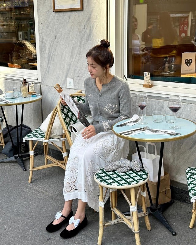 Set đồ cardigan xám phối cùng chân váy trắng mang lại vẻ nữ tính, bay bổng