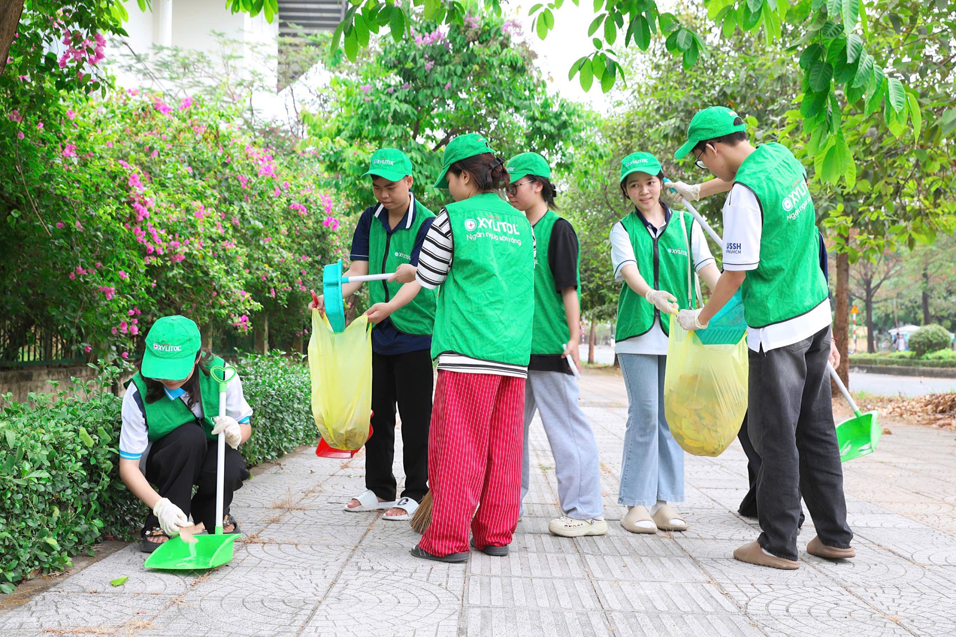 Sinh viên nhiệt tình tham gia các hoạt động bảo vệ môi trường