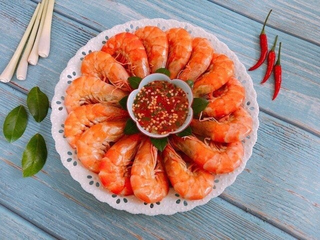 Trước tiên, đun nóng nồi, thêm một chút muối rồi thả lá nếp vào.