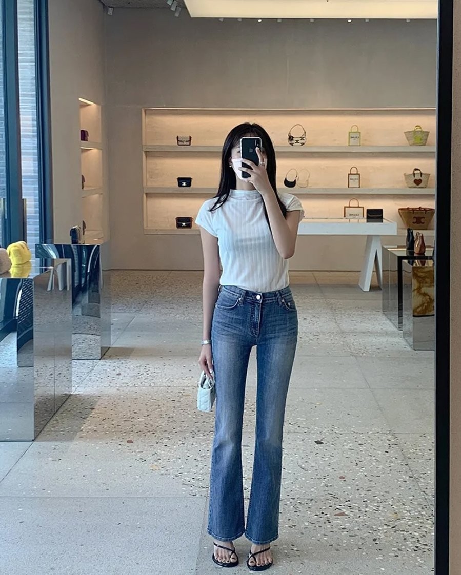 Bạn chỉ cần mix áo thun với quần jeans và sơ vin gọn gàng để tạo hiệu ứng tôn dáng.