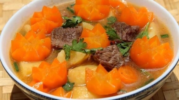 Một nghiên cứu được công bố trên báo Phụ nữ Số chỉ ra rằng, trong số các loại rau củ được khảo sát, cà rốt đứng đầu danh sách về mật độ vi nhựa, với con số đáng kinh ngạc: hơn 100.000 mảnh vi nhựa chỉ trong 1g cà rốt.

