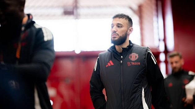 Mazraoui đã rời sân ngay sau hiệp một.