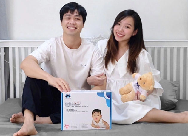 Công Phượng hạnh phúc bên cạnh bà xã.