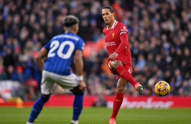 Van Dijk là trái tim nơi hàng thủ Liverpool.