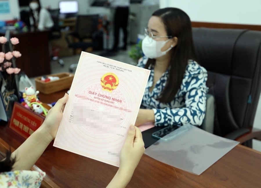 Năm 2025: Người dân phải đi đổi Sổ Đỏ mẫu mới khi bỏ Sổ đỏ hộ gia đình, nếu không bị phạt 8 triệu?