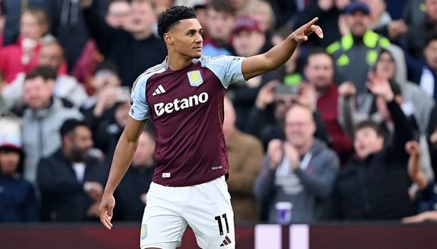 Watkins không hài lòng vì Rashford được đá chính.