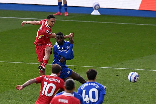 Arnold mang về 3 điểm cho Liverpool. 