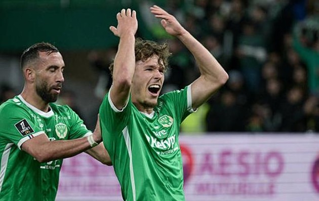 Lucas Stassin ghi 2 bàn khiến Lyon nhận trận thua đau đớn.