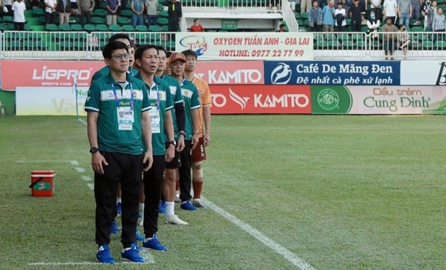 Không chỉ HLV, cả ban huấn luyện HAGL đều phản ứng với trọng tài.