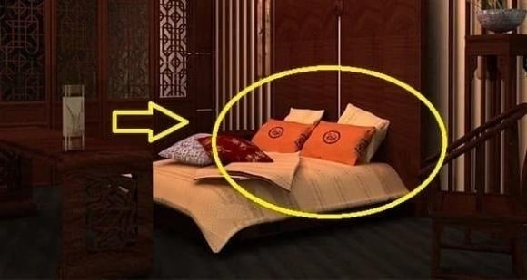 Trong phong thủy, việc đặt giường đối diện với cửa là điều kiêng kỵ.