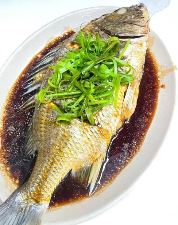 Loại cá thứ hai là cá đối vây vàng, hay còn gọi là cá hồng vây vàng. 