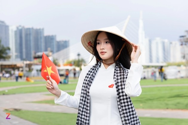 Những chiếc áo dài được các bạn trẻ lựa chọn nhiều để lưu giữ khoảnh khắc đáng nhớ. Ảnh: Znews.