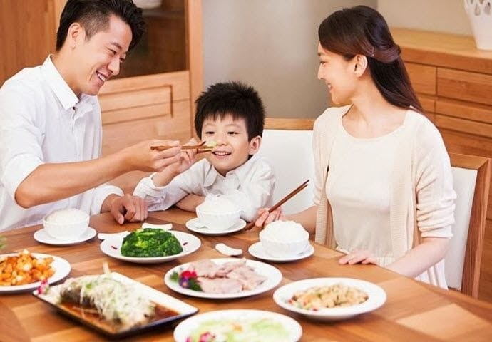 tap-cho-tre-thoi-quen-an-cung-gia-dinh