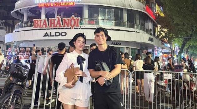 Xuân Mạnh rạng rỡ bên nửa kia của mình.