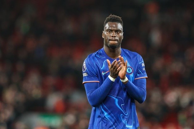 Badiashile trong màu áo Chelsea.