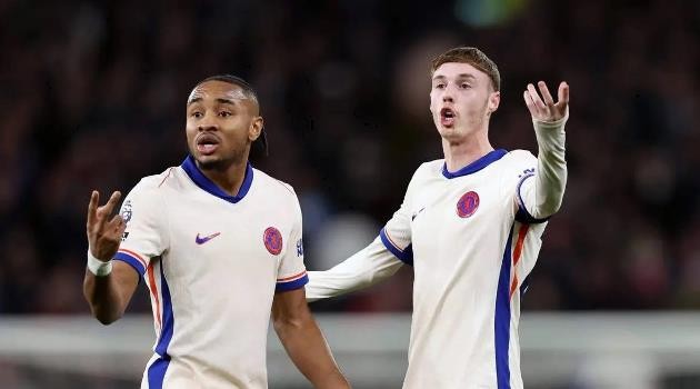 Nkunku (trái) dần trở thành người thừa tại Chelsea.
