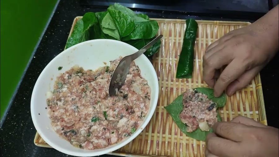Có nhiều chị em chia sẻ: “Cứ mỗi lần rán chả lá lốt là lá bị thâm đen, dính chảo, khi gắp lên là rách nát, mất ngon”. 