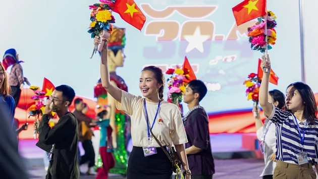 Ngọc Châu rạng rỡ trong buổi hợp luyện. Ảnh: Hoàng Vũ và Tâm An - Znews.