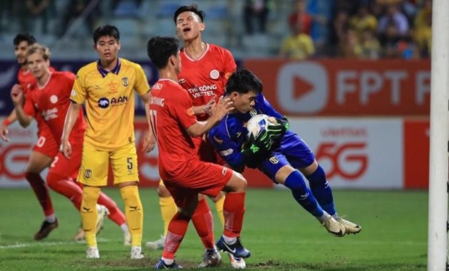 Sông Lam Nghệ An bức xúc với trọng tài trong trận đấu với Viettel.
