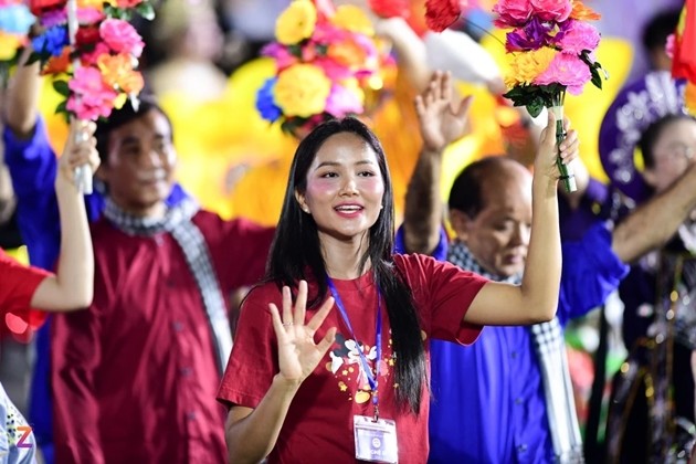 H'Hen Niê rạng rỡ trong khối nghệ sĩ tiêu biểu TP.HCM. Duy Hiệu và Tâm An.