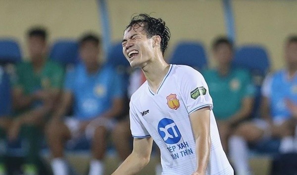 Văn Toàn dính chấn thương.