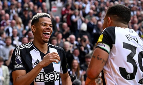 Newcastle giành chiến thắng áp đảo.