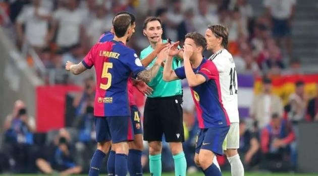 Tranh cãi lớn nổ ra ở trận El Clasico.