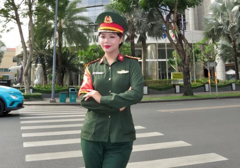 Vẻ đẹp của trung úy Ngô Lâm Phương.